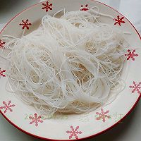 Illustration of how to make spicy vermicelli with garlic and oil 1