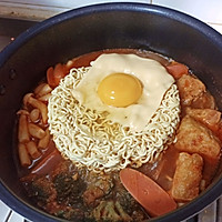 Korean-style small hot pot#Warm Winter Sauce is in hand, hi-eating troops Illustration of how to make a pot 9