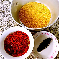 Illustration of how to make sea cucumber, wolfberry and millet porridge 1