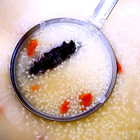 Illustration of how to make sea cucumber, wolfberry and millet porridge 4