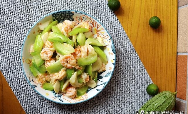 Shrimp braised with melon and king oyster mushroom