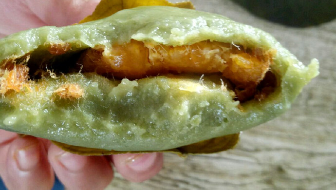 Qingming fruit with egg yolk and meat floss