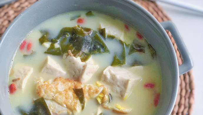 Low-fat stomach-warming milky white tofu soup