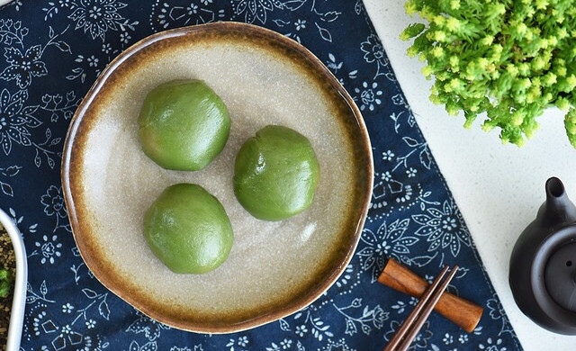 Green dumplings with egg yolk and meat floss