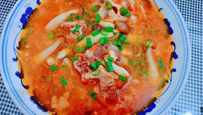 Mushroom, tomato and oxtail soup is indispensable for calcium supplementation in summer.