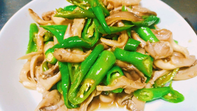 Stir-fried oyster mushrooms with green pepper