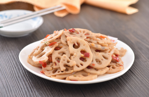 Chopped pepper and lotus root slices