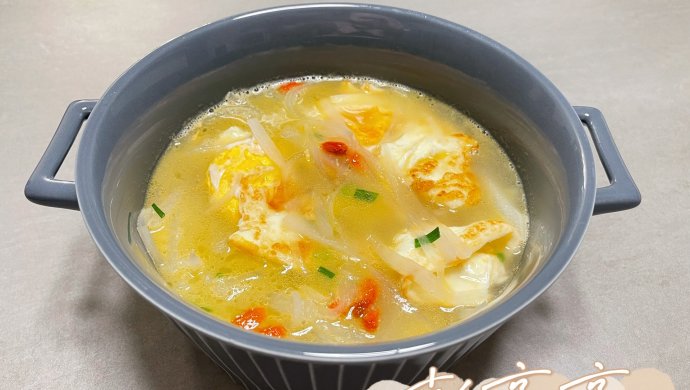 Fried egg white radish soup