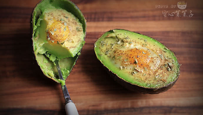 Avocado baked eggs