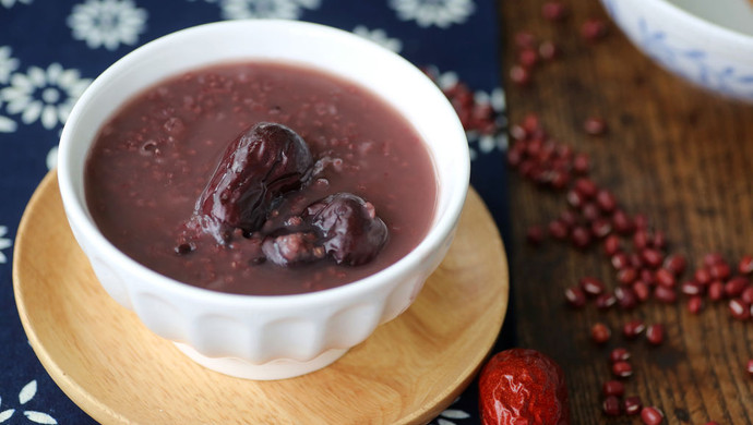 Purple rice and red dates porridge