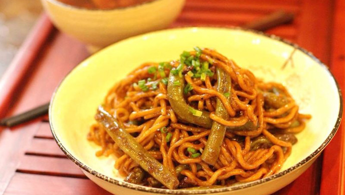 Braised noodles with roasted pork and beans