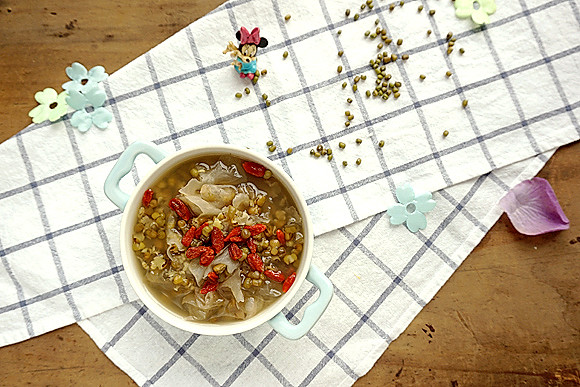 Mung bean and white fungus soup