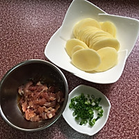 Illustration of how to cook potato slices with fried meat 2