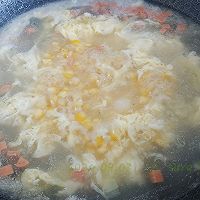 Illustration of how to make onion, pepper, rice sausage and egg drop soup 5