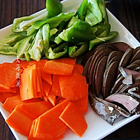 #元xiao节食大奖#Fried pork liver with green peppers and carrots, Illustration of how to make delicious dishes to go with drinks 1