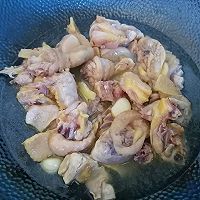 Autumn warming and chestnut braised chicken recipe 4