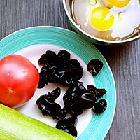 Illustration of how to make scrambled eggs with zucchini and tomatoes 1