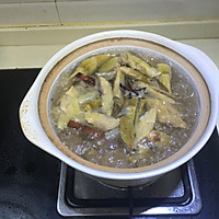 Illustration of how to make dried bamboo shoots and pork ribs in a pot 6