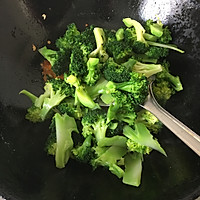 Illustration of how to stir-fry broccoli with garlic and oyster sauce 7