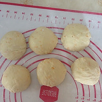 Illustration of how to make orange flower-shaped bread#美德 oven recipe# 7