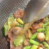 Cantonese Cuisine: Illustration of Stir-fried Beef with Straw Mushroom and Abalone Sauce 12