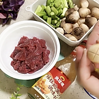 Cantonese Cuisine: Illustration of Stir-fried Beef with Straw Mushroom and Abalone Sauce 2