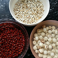 Illustration of how to make dehumidified red bean, barley, lotus seed porridge 2