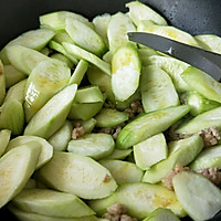 Recipe for stir-fried loofah with minced meat (healthy vegetable to relieve summer heat) Illustration 3