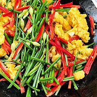 #primary and middle school students nutritious meal# Colorful, fragrant and delicious eggs with fried leek and moss Illustration of how to do it 5