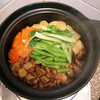 Illustration of how to make potato and pork belly claypot rice 5