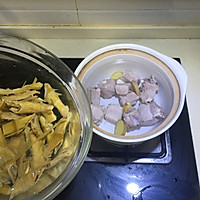 Illustration of how to make dried bamboo shoots and pork ribs in a pot 4