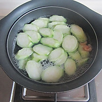 Illustration of how to make shrimp, seaweed and loofah soup 3