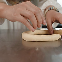 Illustration of how to make delicious sausage bread 25