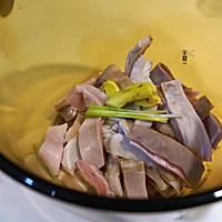 [Pork belly stewed with white radish] Clears the lungs and stops breathing in springAhem, the soup is white and soft, with a delicious aftertaste. Illustration of how to do it 14