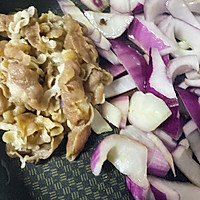 Illustration of how to make stir-fried mutton rolls with onions 6