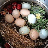 Illustration of how to make boiled eggs with shepherd's purse during Qingming Festival 1