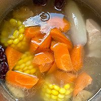 #primary and middle school students nutritious meal#How to make corn, carrot, yam and pork ribs soup Illustration 3