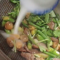 Cantonese Cuisine: Illustration of Stir-fried Beef with Straw Mushroom and Abalone Sauce 13