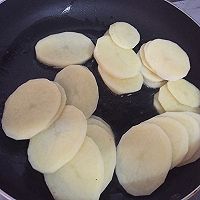 Illustration of how to cook potato slices with fried meat 4