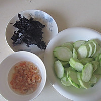 Illustration of how to make shrimp, seaweed and loofah soup 1