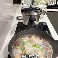 Illustration of how to eat pork belly and chicken hot pot at home 3