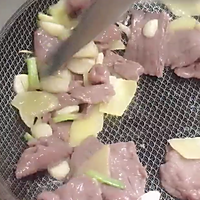 Cantonese Cuisine: Illustration of Stir-fried Beef with Straw Mushroom and Abalone Sauce 7