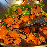 #元xiao节食大奖#Fried pork liver with green peppers and carrots, a delicious appetizer with illustrations 4