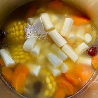 #primary and middle school students nutritious meal#How to make corn, carrot, yam and pork ribs soup Illustration 5