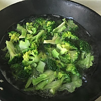 Illustration of how to stir-fry broccoli with garlic and oyster sauce 3