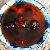 Illustration of how to make red dates, snow swallow and peach gum soup in autumn 7 