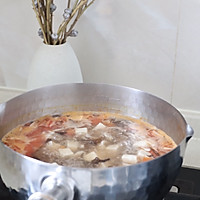 Autumn baby's stomach-warming calcium supplement soup: tomato fungus and tofu soup Illustration of how to do it 6