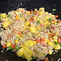 Illustration of how to make sweet and sour pineapple rice 8