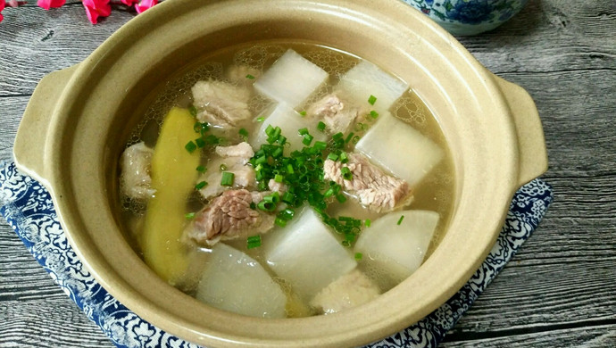 Braised beef and radish soup