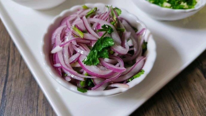 Stir-fried shredded onions